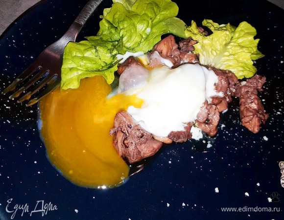 Выложите грибы на тарелку и разбейте сверху яйцо.