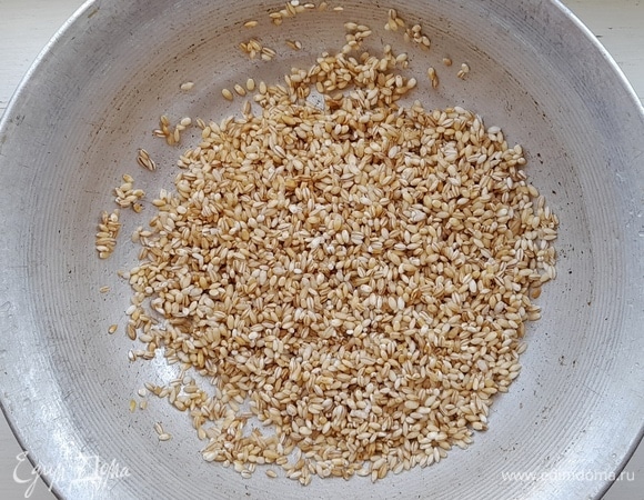 Перловую крупу перебрать, промыть несколько раз, до прозрачной воды.