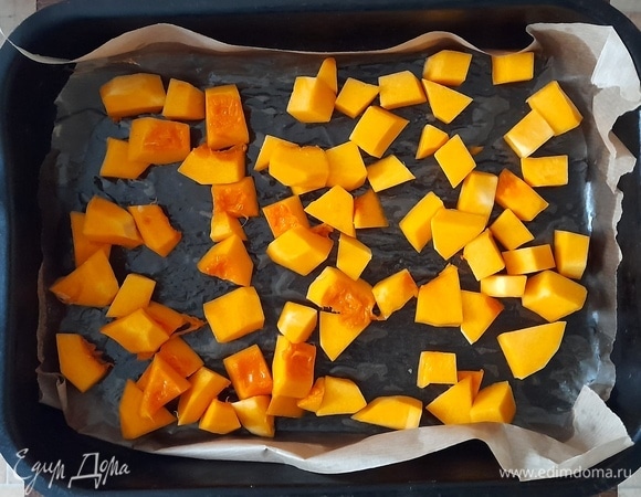 Форму для запекания застелить пергаментом, смазать маслом. Выложить кусочки тыквы, сбрызнуть растительным маслом. Поставить форму с тыквой в духовку, разогретую до 180°C, и запекать до мягкости. Время запекания зависит от сорта тыквы и размера кусочков.