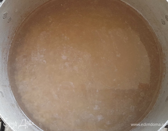 Слить воду с набухшей перловки, положить кастрюлю. Залить водой (3 стакана), довести до кипения, немного посолить и варить 50–60 минут (в общей сложности).