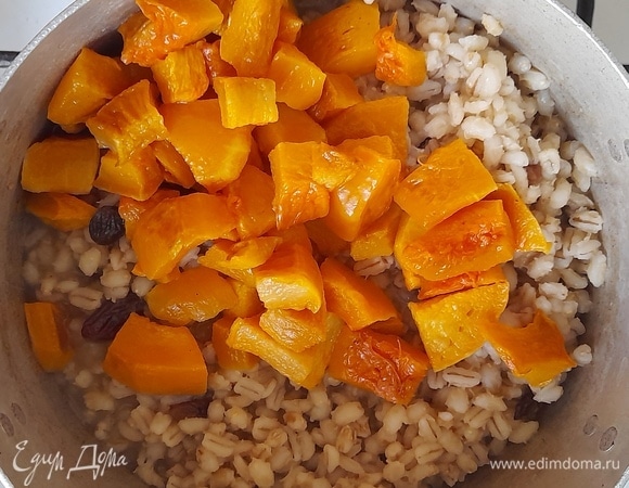 За 5–7 минут до окончания варки выложить в кашу тыкву, перемешать.