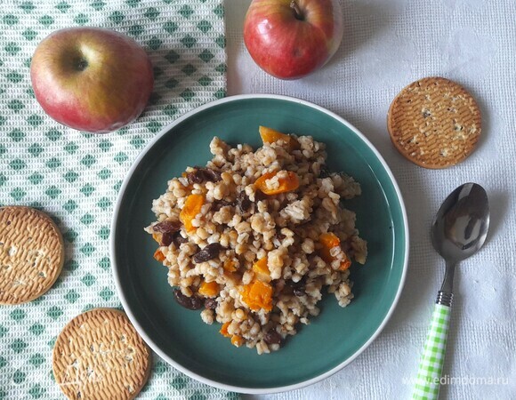Разложить кашу по тарелкам и подать к столу. По желанию можно полить медом, вареньем. Приятного аппетита!