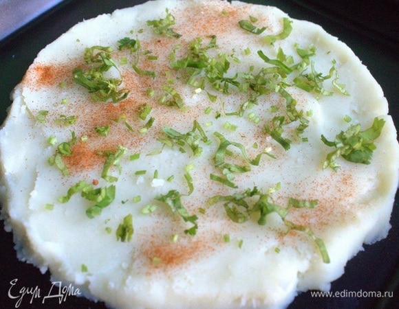 Нижний слой салата — картофельный. Можно натереть отварной картофель, но у меня было пюре. Сверху зелень и паприка.