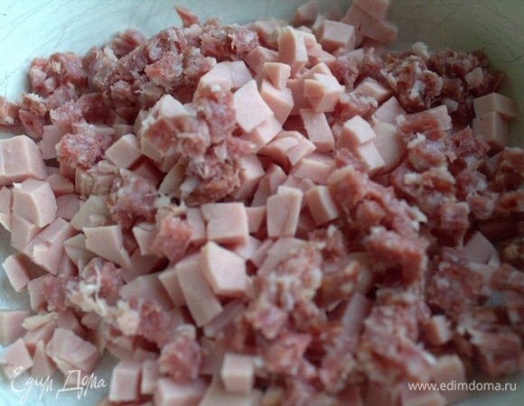 Второй слой — из докторской колбасы и салями.