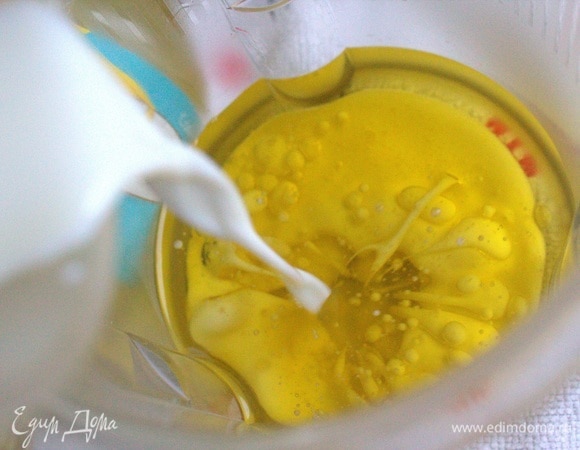 Для домашнего майонеза в растительное масло влить молоко, добавить соль, сахар, горчицу, немного лимонного сока и куркумы. Взбить блендером.