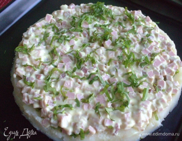 Примерно половину майонеза (из остального делаем другой салат) смешать с колбасной нарезкой. Зелень сверху по желанию.