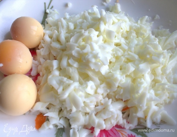 Яйца отварить заранее, отделить белки и натереть.