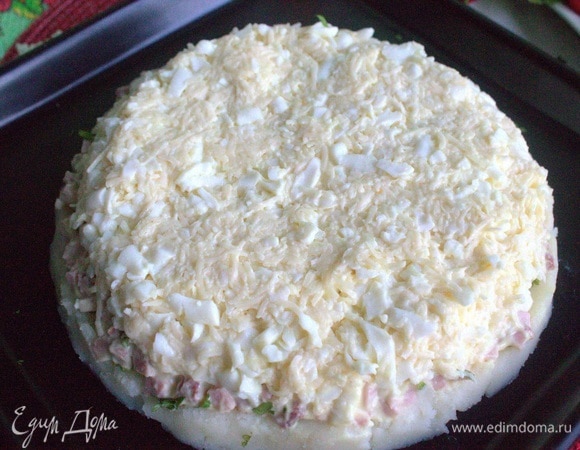 Нанести слоем яично-сырную массу.