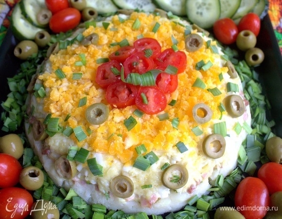 Украсить колечками оливок и помидоров черри. Посыпать зеленью.