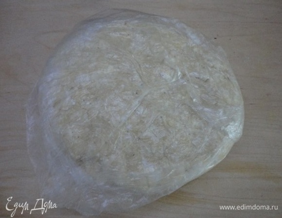 Тесто готовим так же, как и в рецепте «Конвертики с вишневым соусом»: если творог влажный, отжать. Протереть через сито или пробить погружным блендером, чтобы не было крупинок. Добавить яичный желток, перемешать. Муку смешать с солью и мускатным орехом, натереть на крупной терке холодное масло. Руками все перетереть в крошку. Соединить с творогом и быстро (чтобы масло не растаяло) вымесить тесто. Завернуть в фольгу или пищевую пленку и положить на 1 час в холодильник.