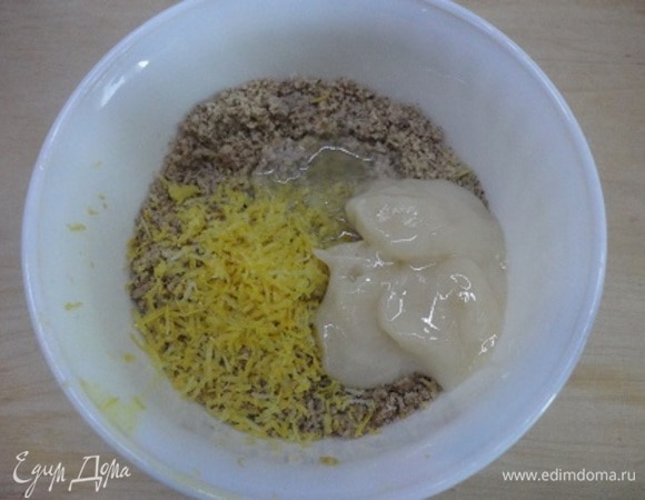 Для начинки орехи измельчить блендером, добавить сок лимона и цедру, лимончелло (в оригинале ром), яичный белок и мед (у меня донниковый). В оригинале еще добавляется по 0,5 ч. л. корицы и кардамона. Я решила, что они будут мешать лимону. Все перемешать.