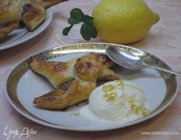 Желток смешать с молоком и смазать изделия. Выпекать 15–20 минут при температуре 200°C. Подавать с лимонным щербетом.