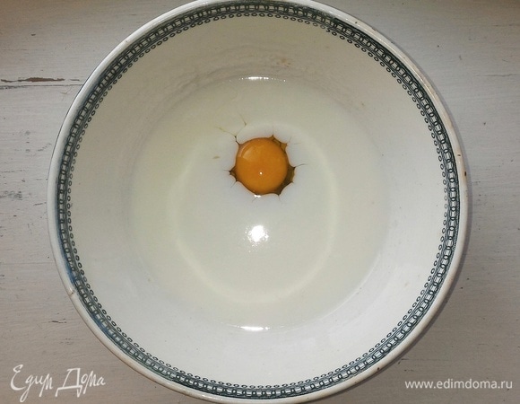 Кефир слегка подогреть, соединить с яйцом, солью, сахаром, перемешать.