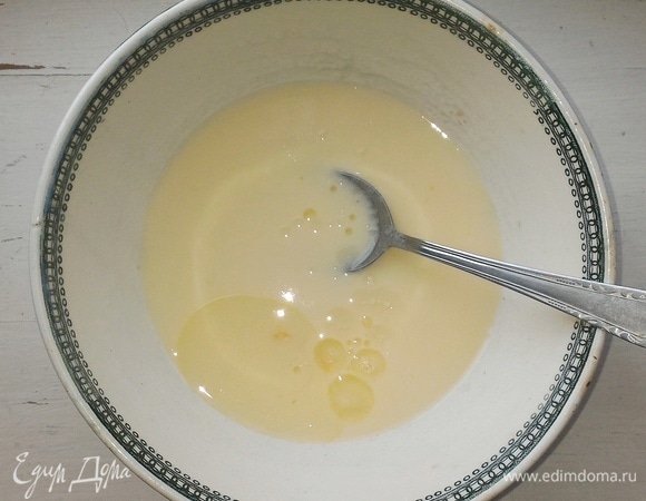 Влить растительное масло, перемешать.