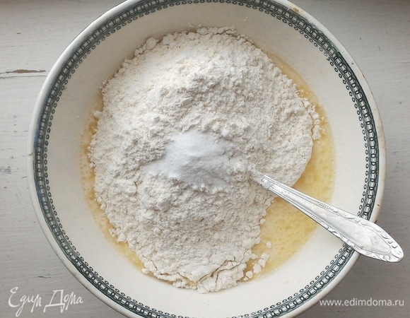 Всыпать просеянную муку с содой, перемешать, вымешать тесто.