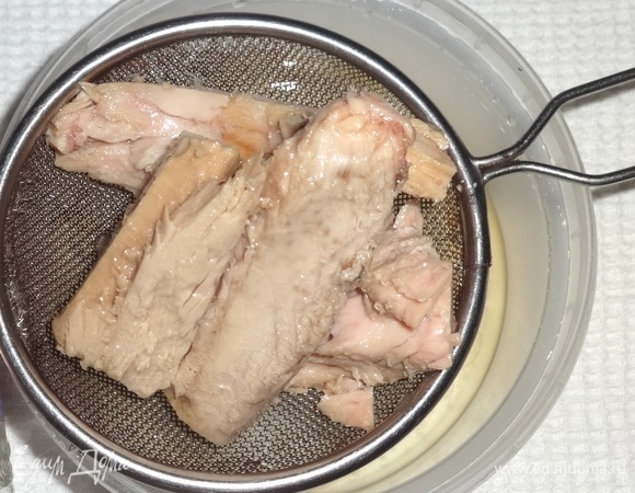 Консервированного тунца отцедить от масла.