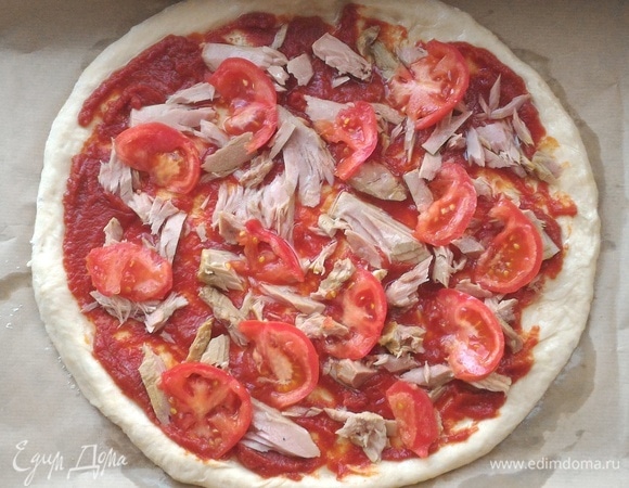 Помидор вымыть, обсушить, нарезать ломтиками, выложить на основу.