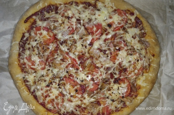 Готовую пиццу с тунцом достать из духовки.