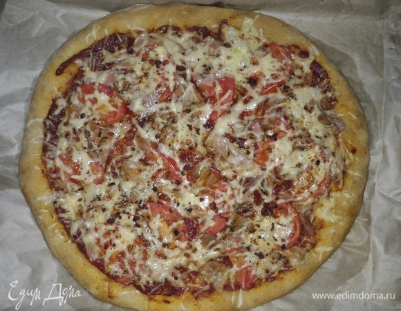 Готовую пиццу с тунцом достать из духовки.