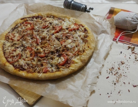 Горячую пиццу подать к столу.