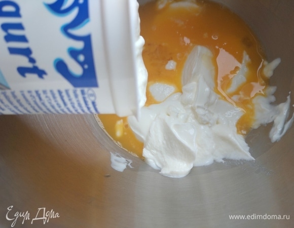 Взбить яйца с йогуртом без добавок.