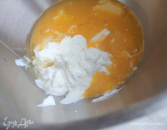 Влить растительное масло.