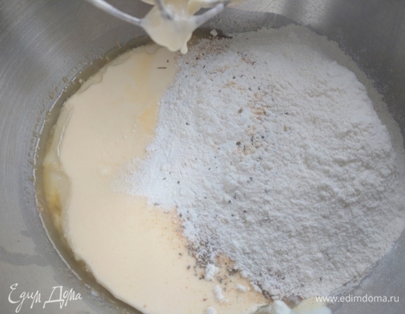 Всыпать к яйцам с йогуртом.