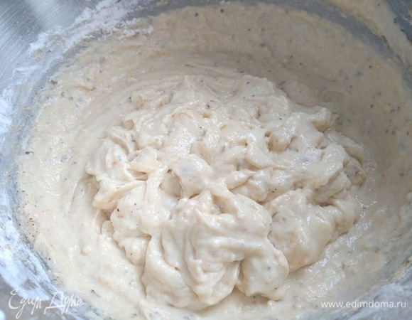 Вымешать тесто, похожее на густую сметану.