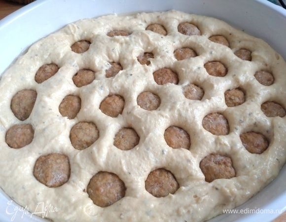 Перелить тесто в форму, утопить в нем фрикадельки.