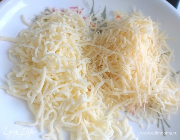 Натереть два вида сыра.