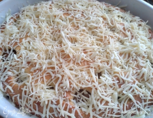 Посыпать пирог на данном этапе. Снова в духовку.