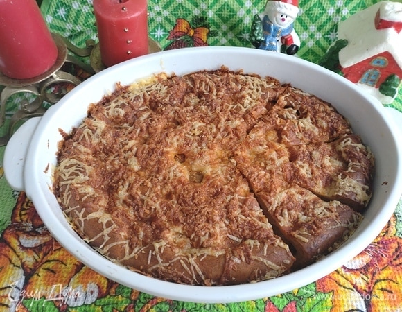 Делим на порции. В такой красивой форме можно подать прямо на стол. Керамика хорошо держит тепло, и ваш пирог долго останется горячим.