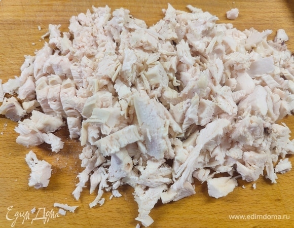 Куриное мясо нарезать мелко.