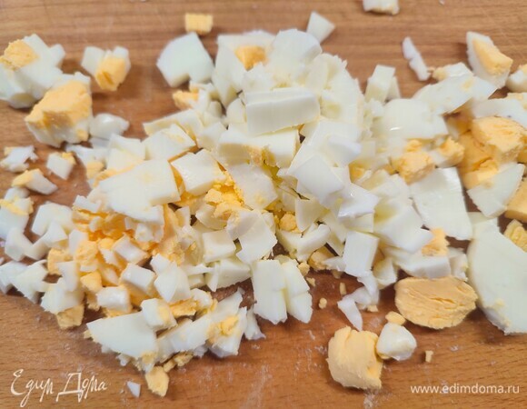Яйца отварить и нарезать мелким кубиком.