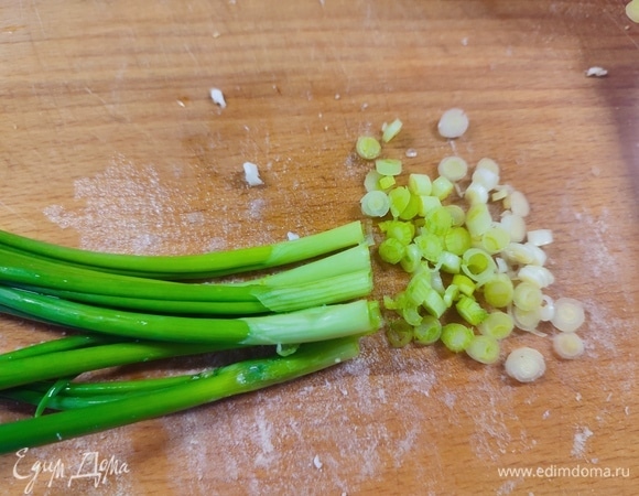 Зеленый лук нарезать колечками.