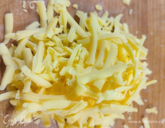 Сыр натереть на крупной терке.
