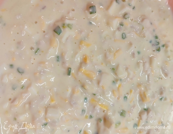 Вылить тесто в начинку и перемешать. Попробовать на соль. Если надо, то посолить и поперчить.