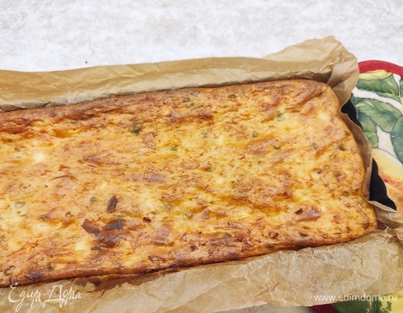 Готовому пирогу дать немного остыть и только тогда нарезать.