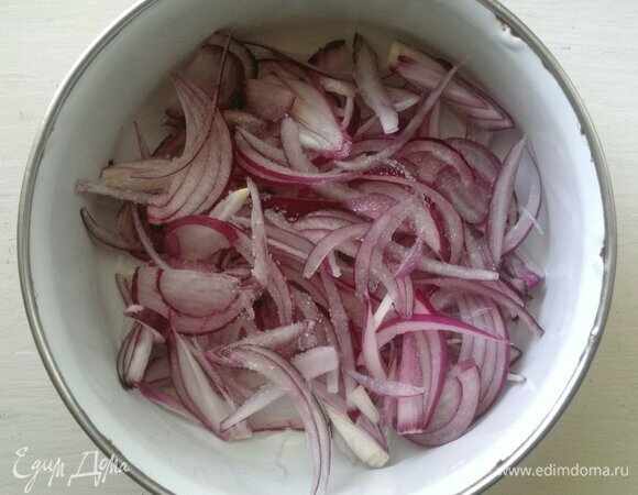 Сложить лук в миску, посыпать сахаром, полить уксусом, перемешать. Оставить для маринования на 10–15 минут.
