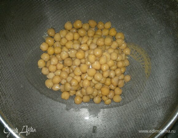 Консервированный нут откинуть на сито, дать стечь жидкости.