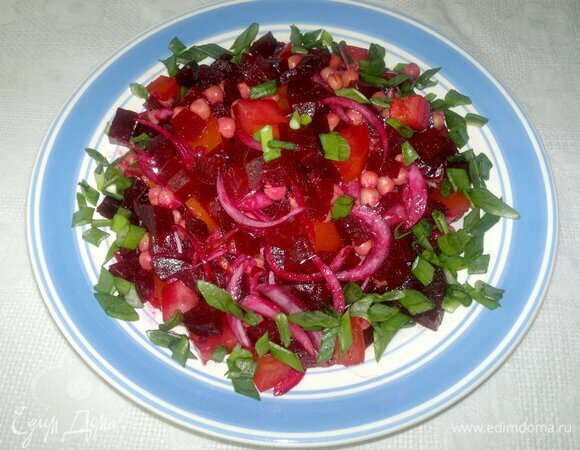 Выложить салат в блюдо для подачи. Посыпать мелко нарезанным зеленым луком, подать к столу. Приятного аппетита!