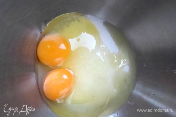 Взбить яйца с сахаром и ванилью.