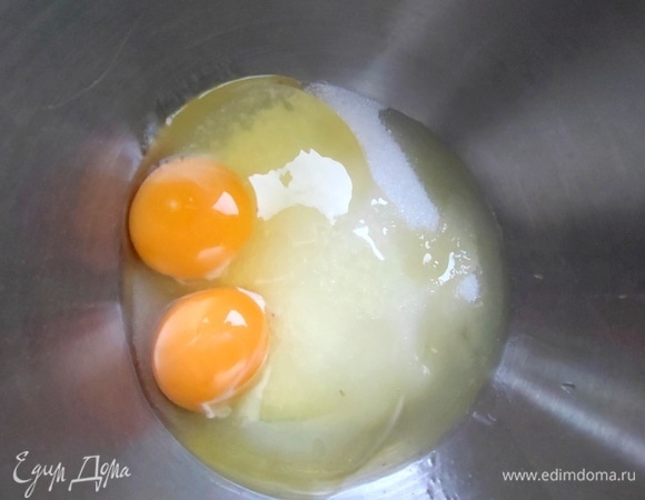 Взбить яйца с сахаром и ванилью.