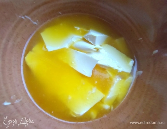 Растопить масло или маргарин.