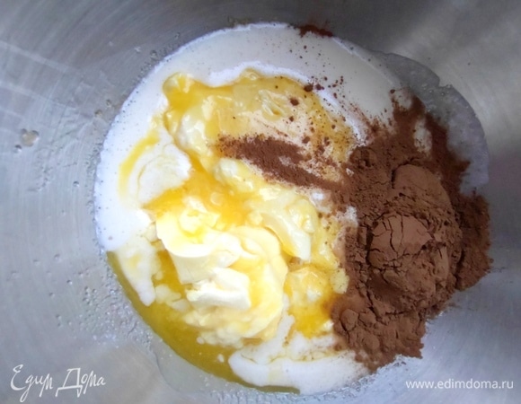 Влить масло в яичную смесь, добавить какао.