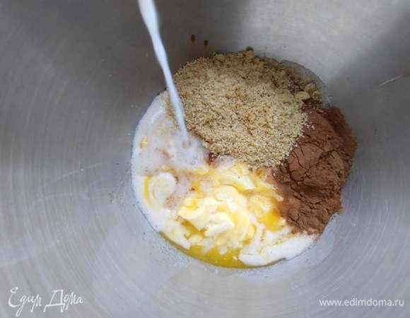 Влить молоко и всыпать любую ореховую муку. Я смолола кунжут обжаренный.