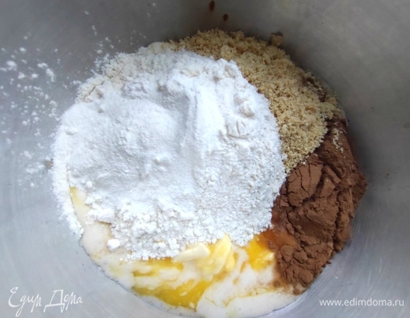 Всыпать постепенно пшеничную муку с разрыхлителем и солью.