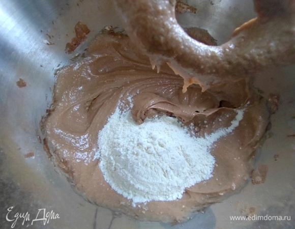 Замесить миксером или тестомесом.