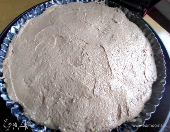 Перенести тесто в смазанную форму (28 см). У меня со съемным дном.