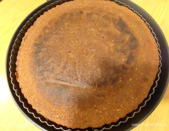 Выпекать при 190°C до сухой шпажки. Я пекла в пиццемейкере 30 минут. Низкую форму специально купила для этой сковороды.